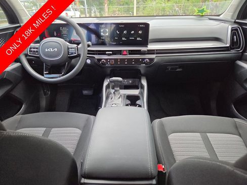 Used 2025 Kia Sorento LX FWD image 5