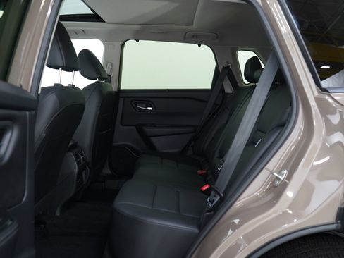 Used 2024 Nissan Rogue SV w/ SV Premium Package image 17