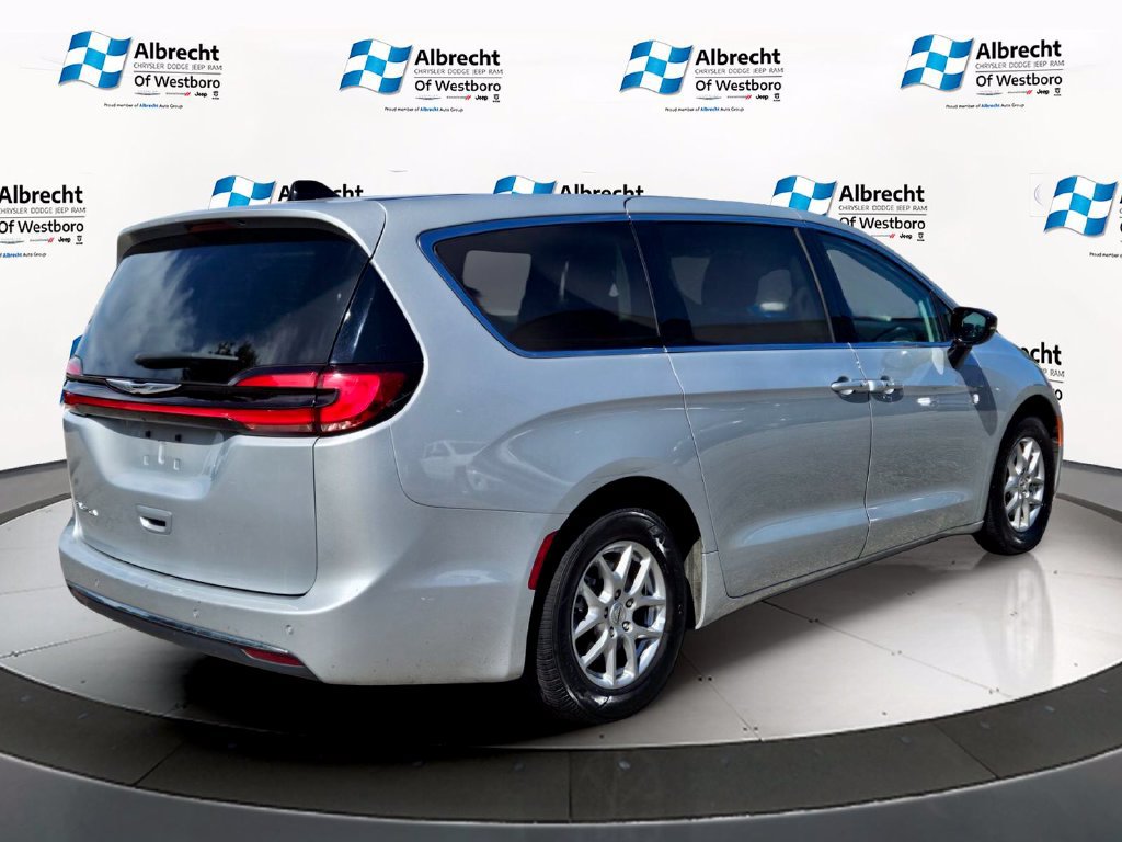Used 2024 Chrysler Pacifica Touring-L FWD image 5