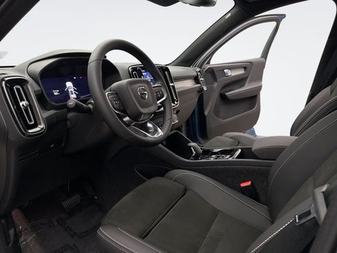 Used 2025 Volvo XC40 B5 Plus AWD/4WD image 10