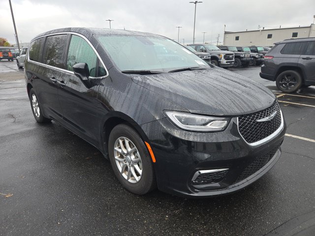 Used 2026 Chrysler Pacifica Select FWD image 3