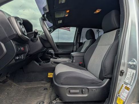 Used 2022 Toyota Tacoma TRD Sport w/ Technology Package image 3