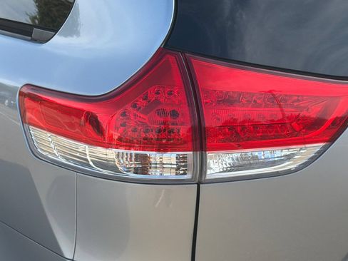 Used 2014 Toyota Sienna LE FWD image 48