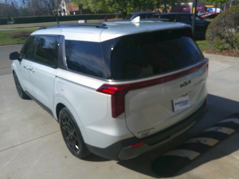 Used 2025 Kia Carnival SX Prestige image 9