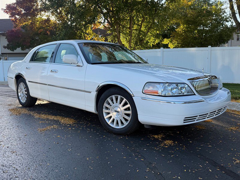 Used 2004 Lincoln Town Car Signature RWD image 2