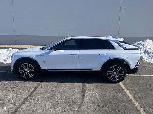Used 2024 Cadillac Lyriq Luxury image 3