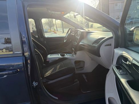 Used 2013 Dodge Grand Caravan SXT image 25