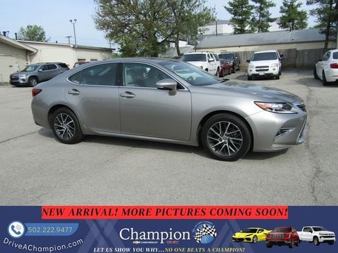 Used 2017 Lexus ES 350 w/ Luxury Package image 3