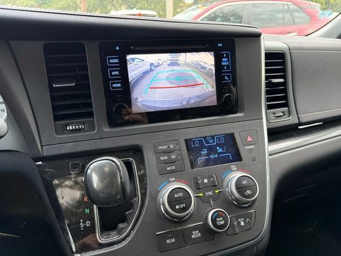 Used 2015 Toyota Sienna SE FWD image 6