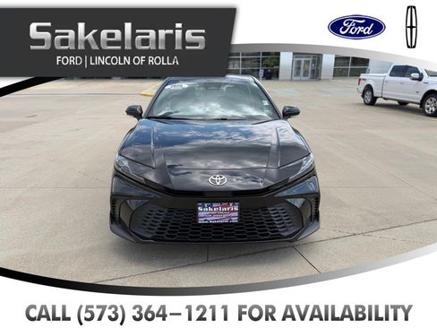 Used 2025 Toyota Camry SE FWD image 2