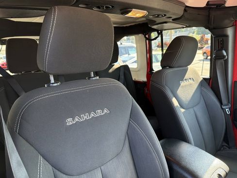 Used 2017 Jeep Wrangler Unlimited Sahara w/ Connectivity Group AWD/4WD image 17