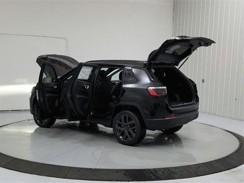 New 2026 Jeep Compass Latitude image 13