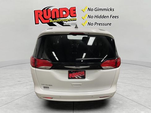 Used 2023 Chrysler Voyager LX FWD image 4