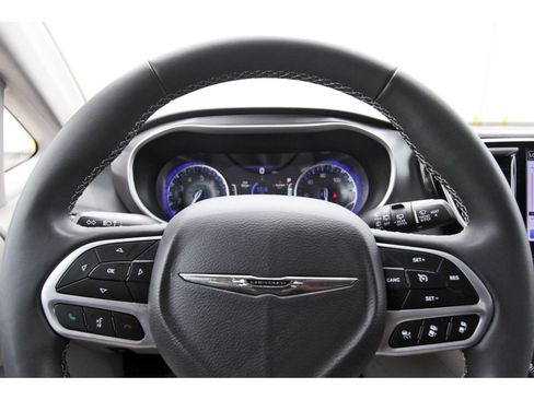 Used 2024 Chrysler Pacifica Touring-L FWD image 17