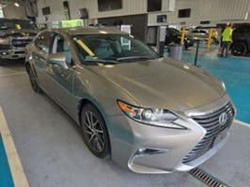 Used 2017 Lexus ES 350 w/ Premium Package FWD image 2