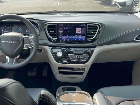 Used 2024 Chrysler Pacifica Limited FWD image 23