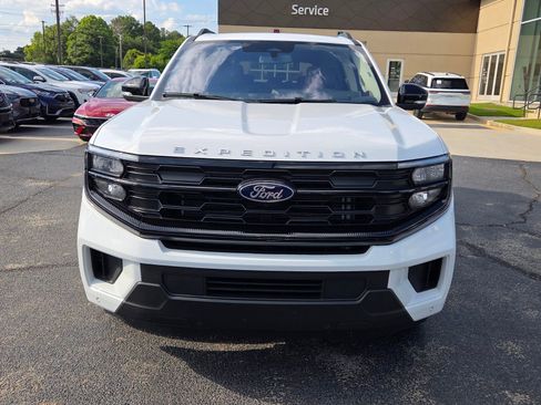 Used 2025 Ford Expedition Active AWD/4WD image 2