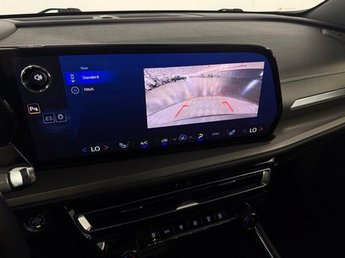 Used 2025 Chevrolet Traverse LT FWD image 21