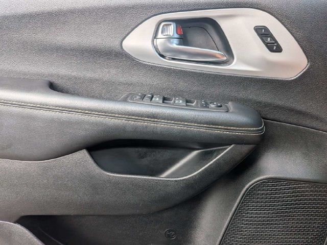 Used 2025 Chrysler Pacifica Limited FWD image 28