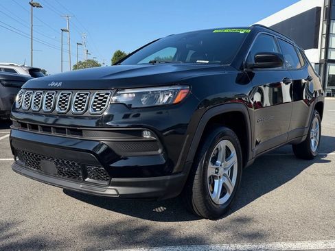 Used 2024 Jeep Compass Latitude AWD/4WD image 3