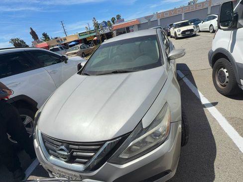 Used 2016 Nissan Altima 2.5 S w/ Power Driver Seat Package FWD image 2