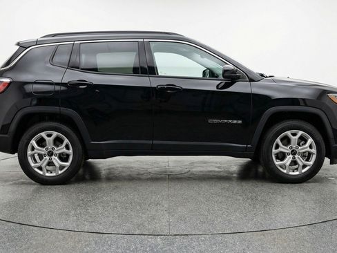 Used 2025 Jeep Compass Latitude image 11
