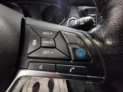 Used 2019 Nissan Rogue SV w/ Premium Package image 16