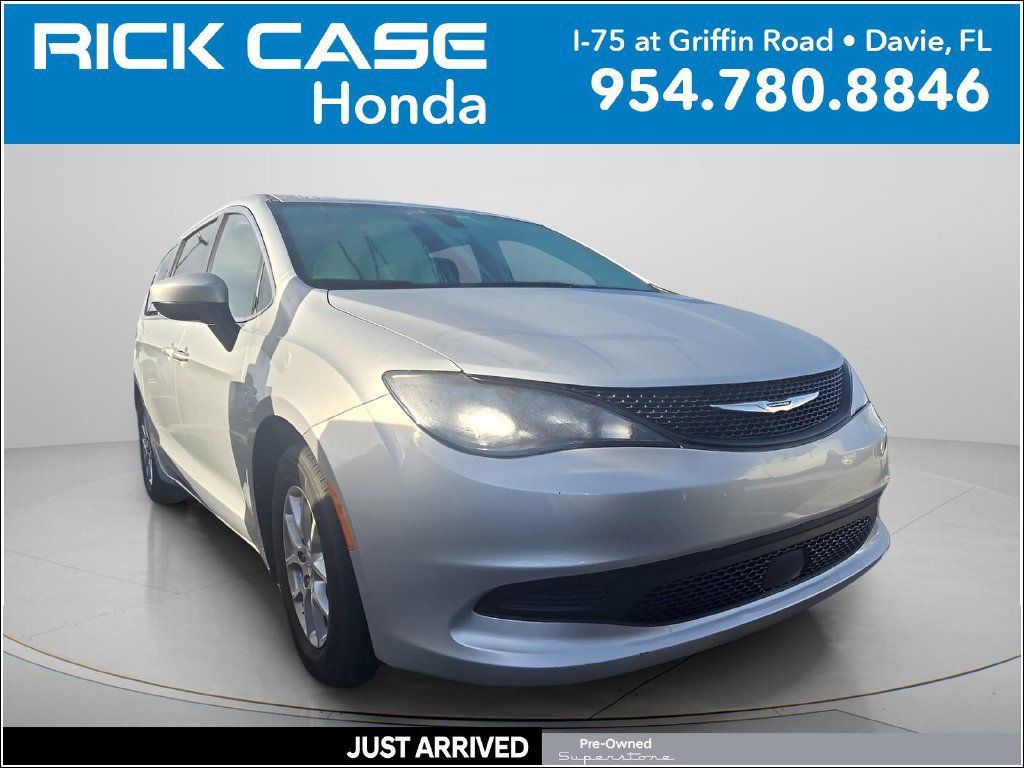 Used 2022 Chrysler Voyager LX FWD image 1
