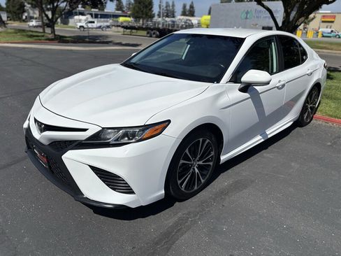 Used 2019 Toyota Camry SE w/ Convenience Package FWD image 5