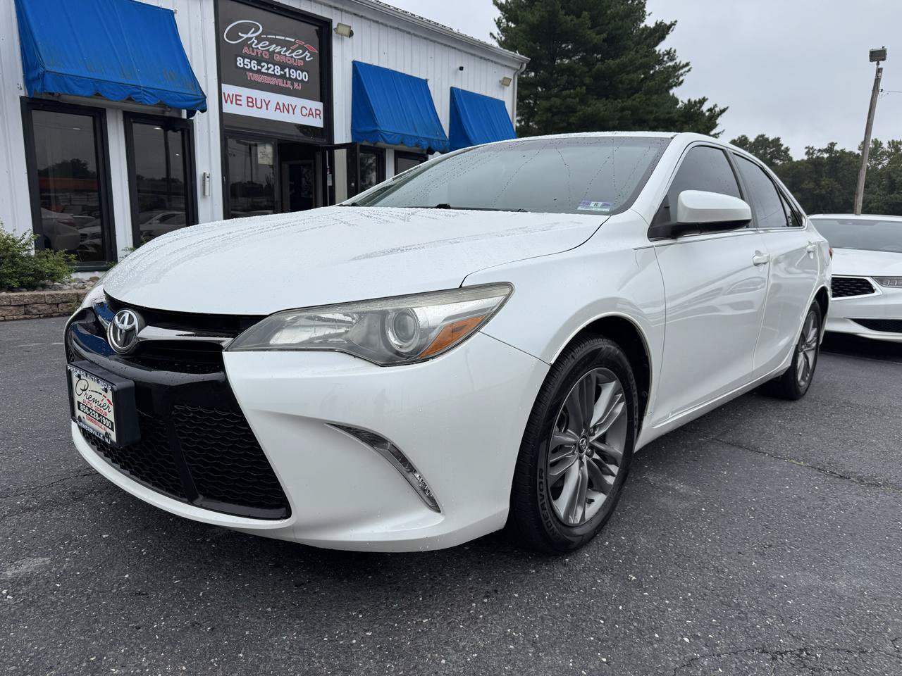 Used 2015 Toyota Camry SE FWD image 1