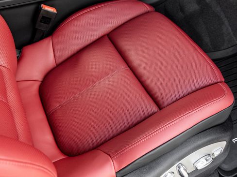 Certified 2025 Porsche Macan AWD/4WD image 38