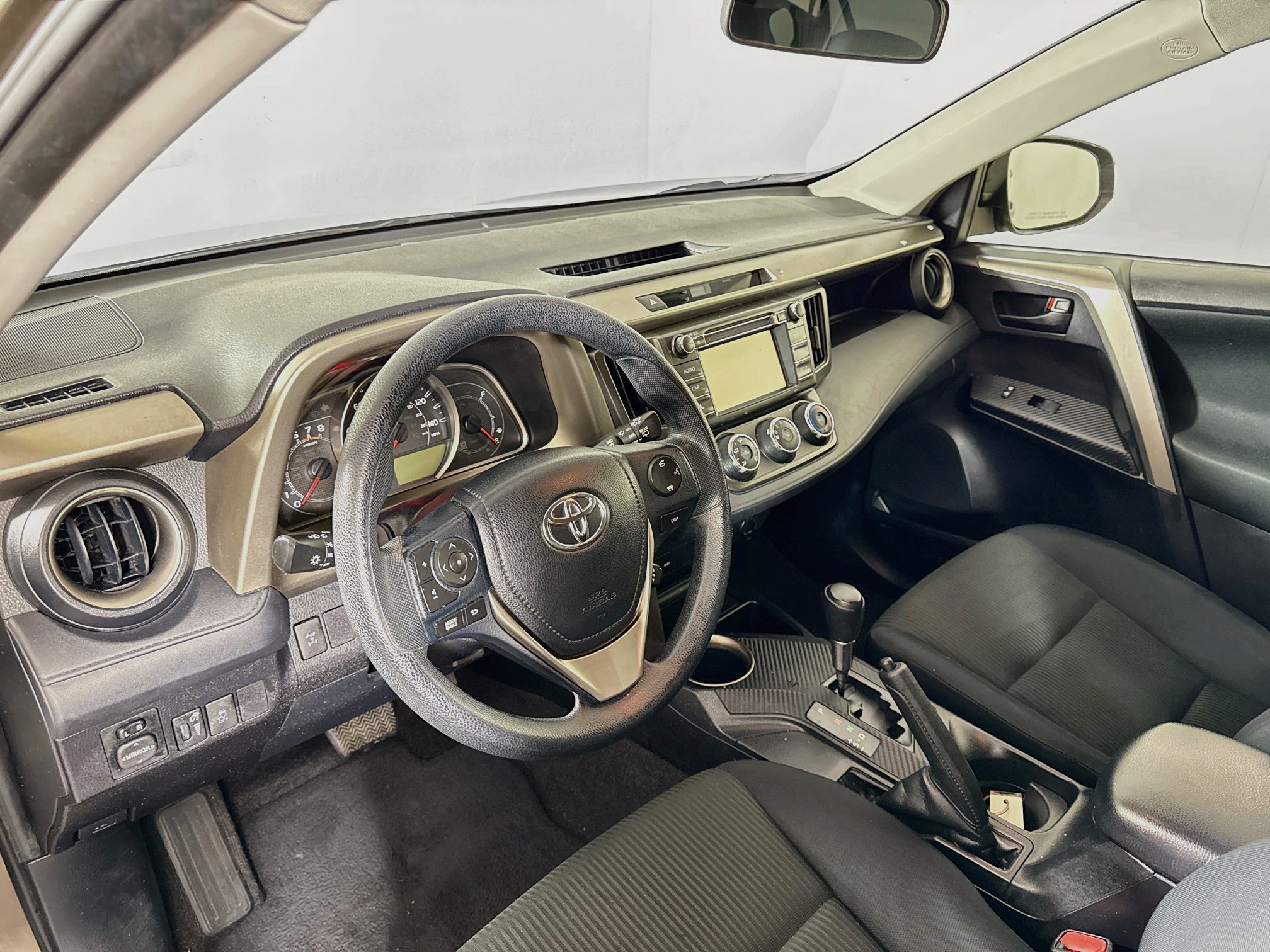Used 2015 Toyota RAV4 LE AWD/4WD image 9
