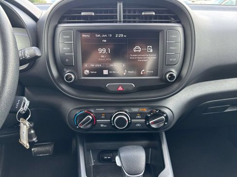 Used 2025 Kia Soul LX w/ LX Technology Package FWD image 17