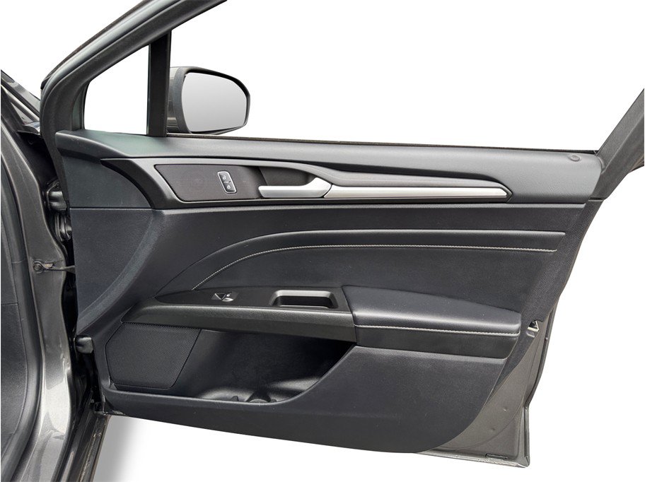 Used 2019 Ford Fusion Energi Titanium FWD image 19