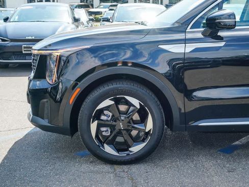 Certified 2025 Kia Sorento EX AWD/4WD image 9