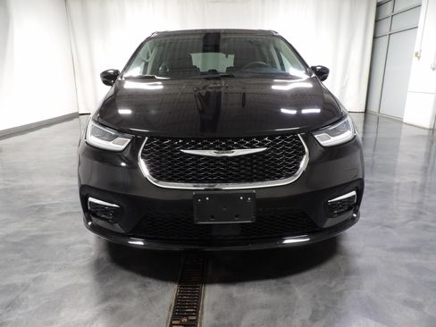 Used 2024 Chrysler Pacifica Limited FWD image 3