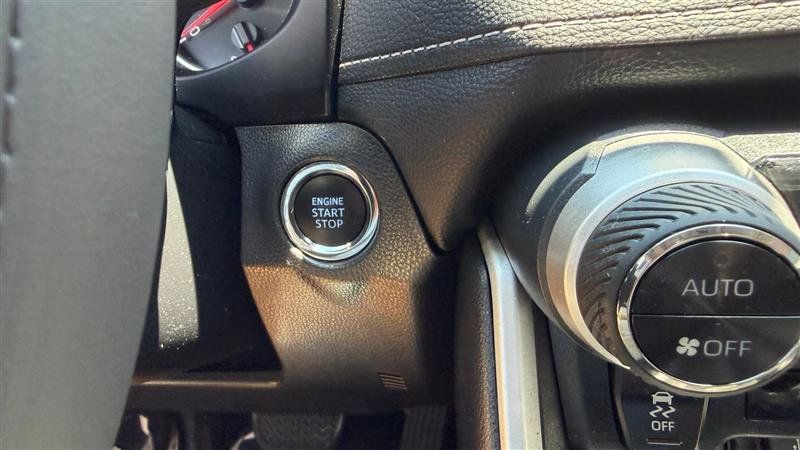 Used 2020 Toyota RAV4 XLE w/ Convenience Package FWD image 36