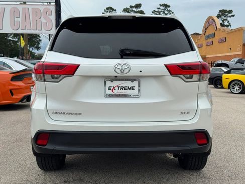 Used 2019 Toyota Highlander XLE FWD image 3