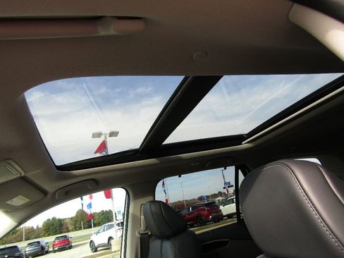 Used 2023 Honda Pilot Touring image 11