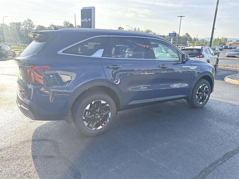 New 2025 Kia Sorento S image 4