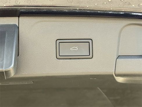 Used 2025 Volkswagen Atlas SEL Premium R-Line image 27