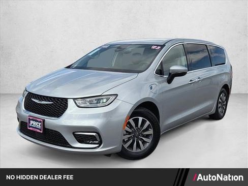 Used 2023 Chrysler Pacifica Touring-L FWD image 1
