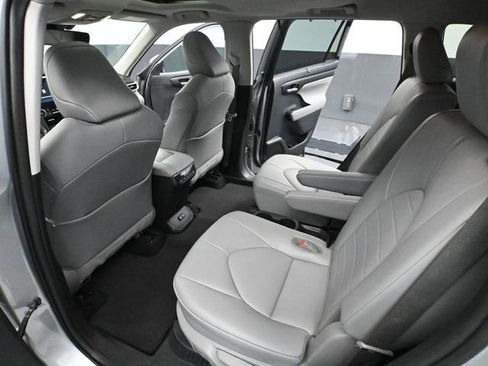 Used 2021 Toyota Highlander XLE image 39