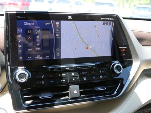 Used 2022 Toyota Highlander Limited FWD image 22