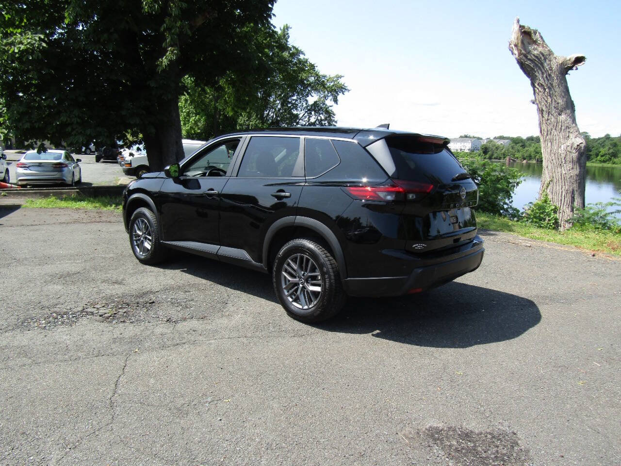 Used 2024 Nissan Rogue S AWD/4WD image 5