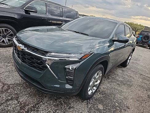 Used 2025 Chevrolet Trax LS w/ LS Convenience Package image 3