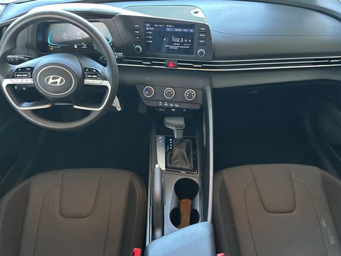 Used 2025 Hyundai Elantra SE FWD image 13
