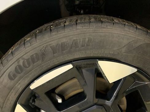 Used 2025 Kia Carnival EX image 28