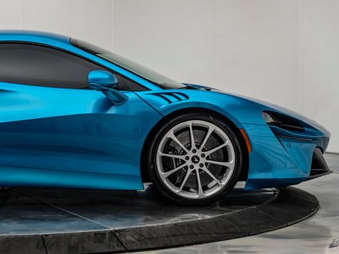 Used 2024 McLaren Artura RWD image 27