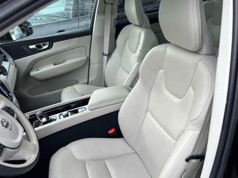 Used 2023 Volvo XC60 B5 Plus image 5